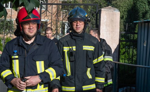 Реактивний "Шахед" вдарив по п'ятиповерхівці у Харкові, є постраждалі